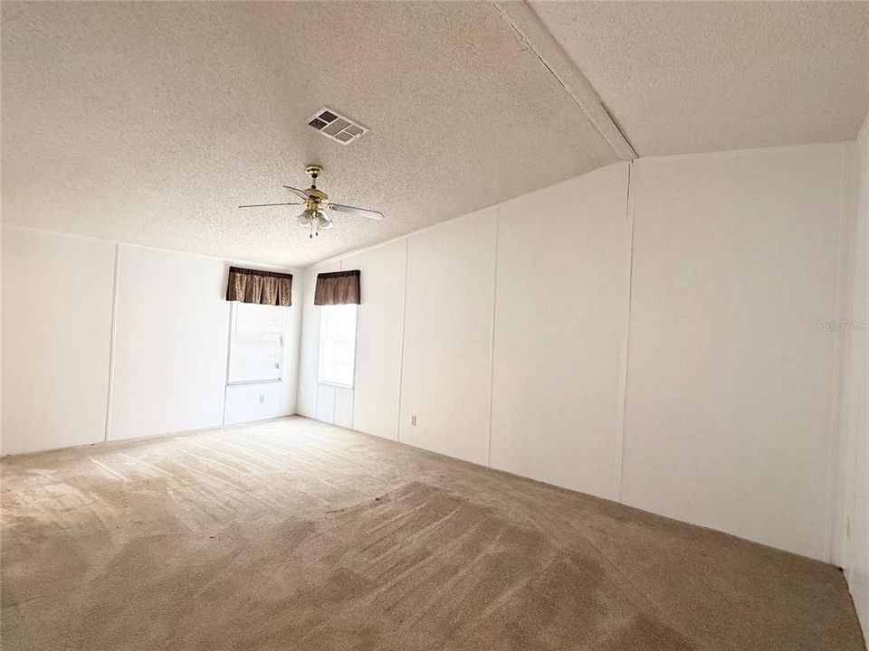 待售: $165,000 (4 贝兹, 2 浴室, 2356 平方英尺)