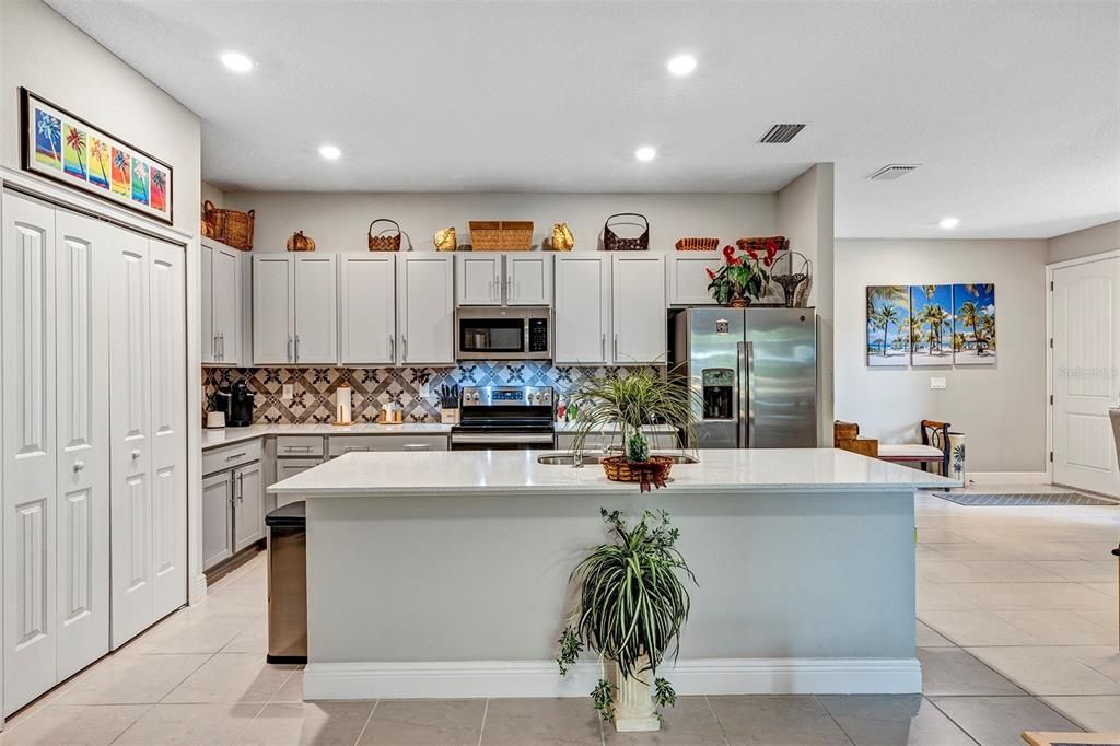 Active With Contract: $300,000 (2 beds, 2 baths, 1822 Square Feet)