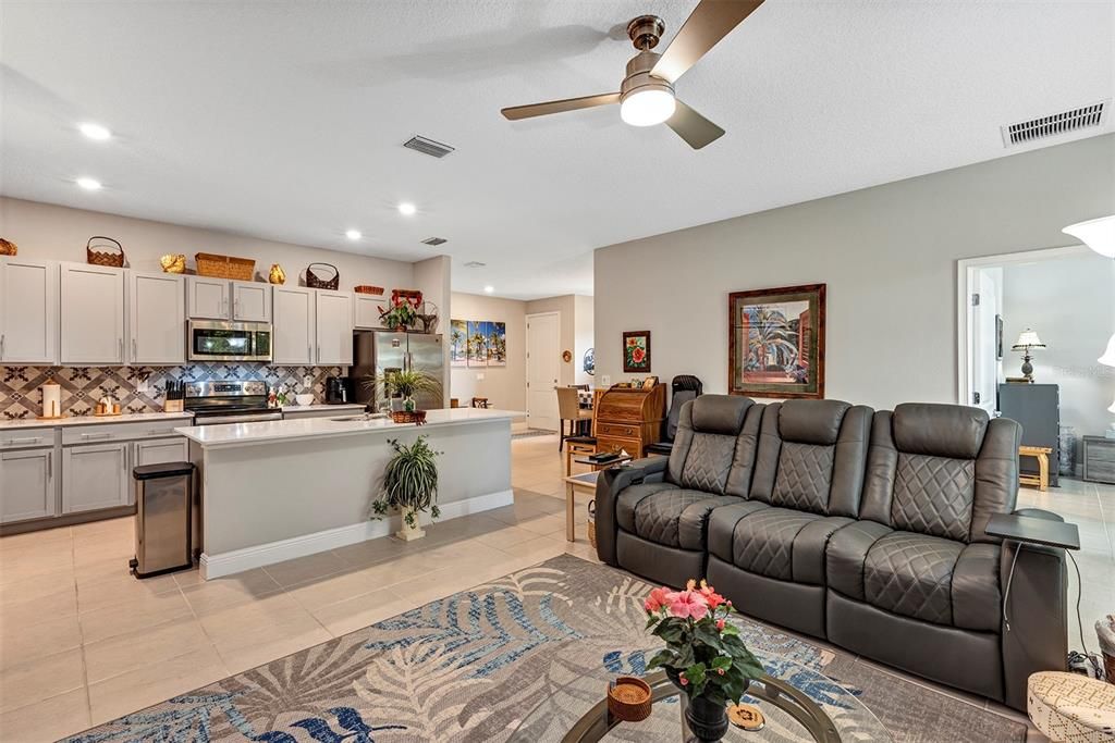 Active With Contract: $300,000 (2 beds, 2 baths, 1822 Square Feet)