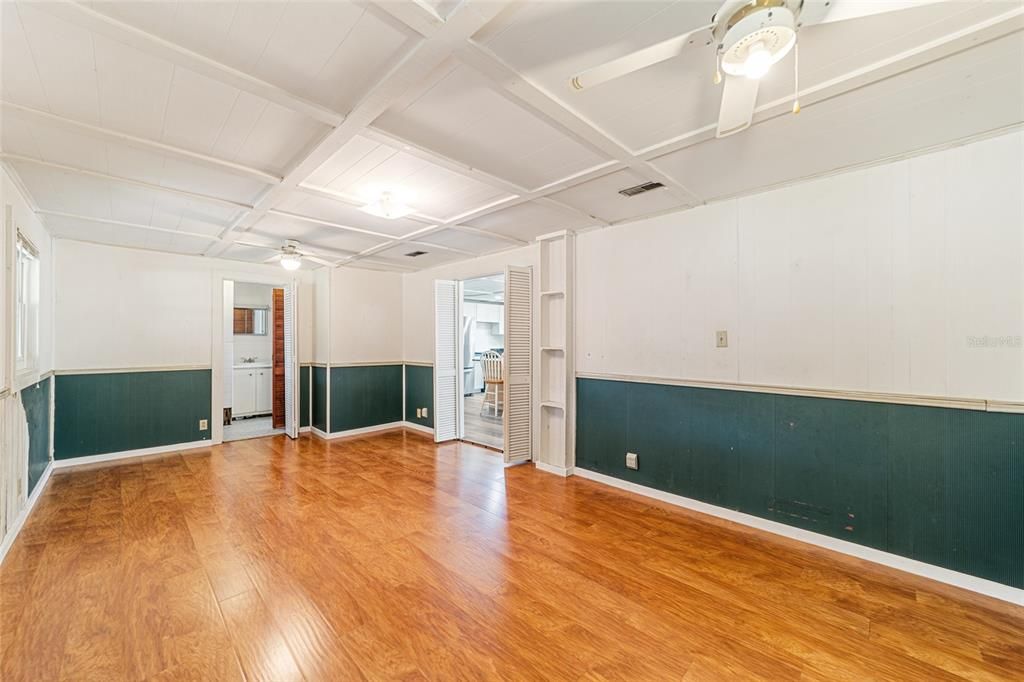 Active With Contract: $199,000 (3 beds, 2 baths, 1948 Square Feet)