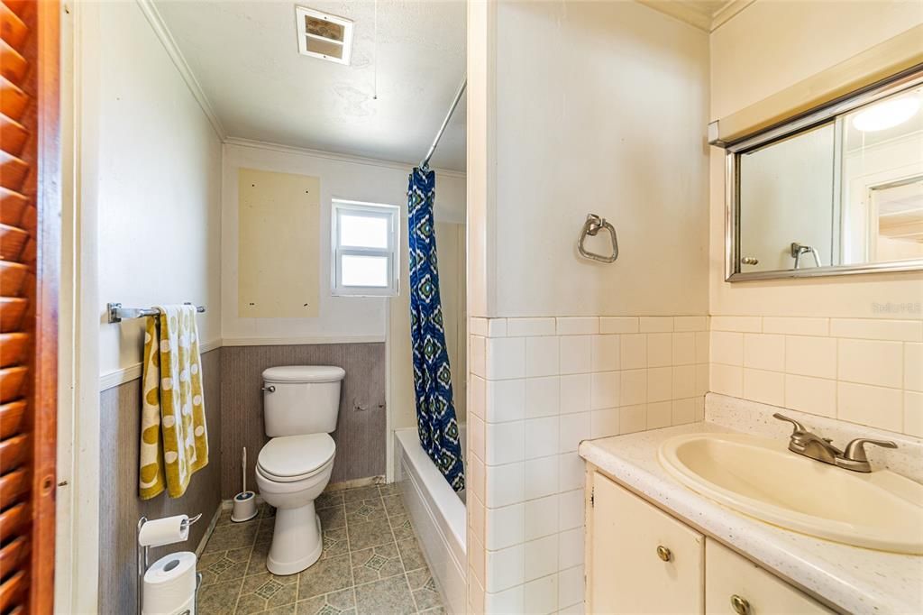 Active With Contract: $199,000 (3 beds, 2 baths, 1948 Square Feet)