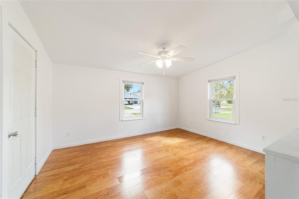 Active With Contract: $199,000 (3 beds, 2 baths, 1948 Square Feet)