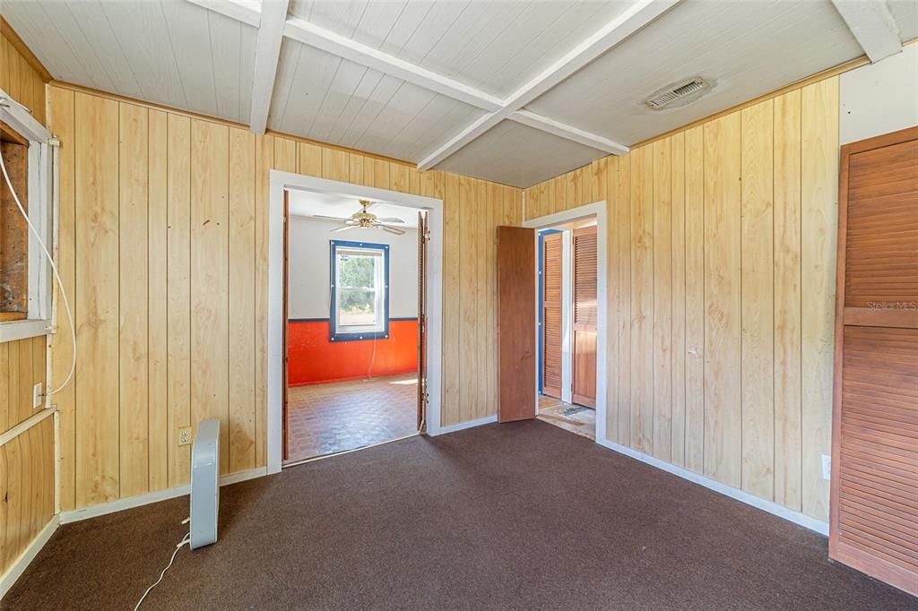 Active With Contract: $199,000 (3 beds, 2 baths, 1948 Square Feet)