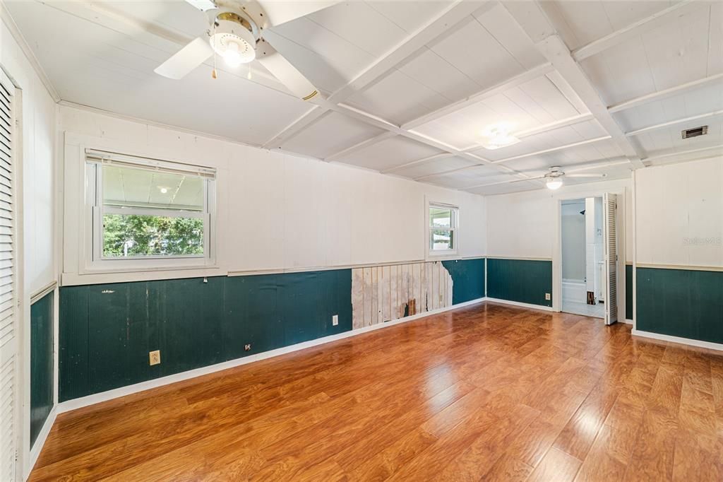 Active With Contract: $199,000 (3 beds, 2 baths, 1948 Square Feet)