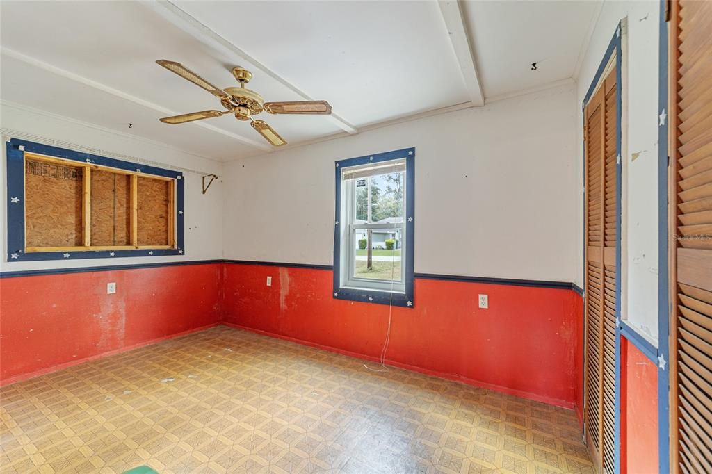 Active With Contract: $199,000 (3 beds, 2 baths, 1948 Square Feet)