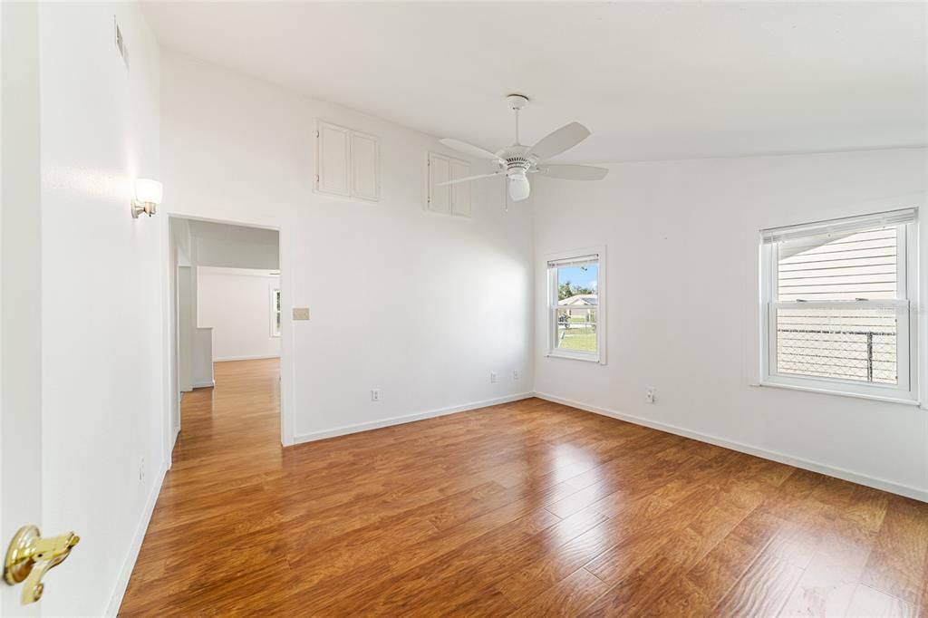 Active With Contract: $199,000 (3 beds, 2 baths, 1948 Square Feet)