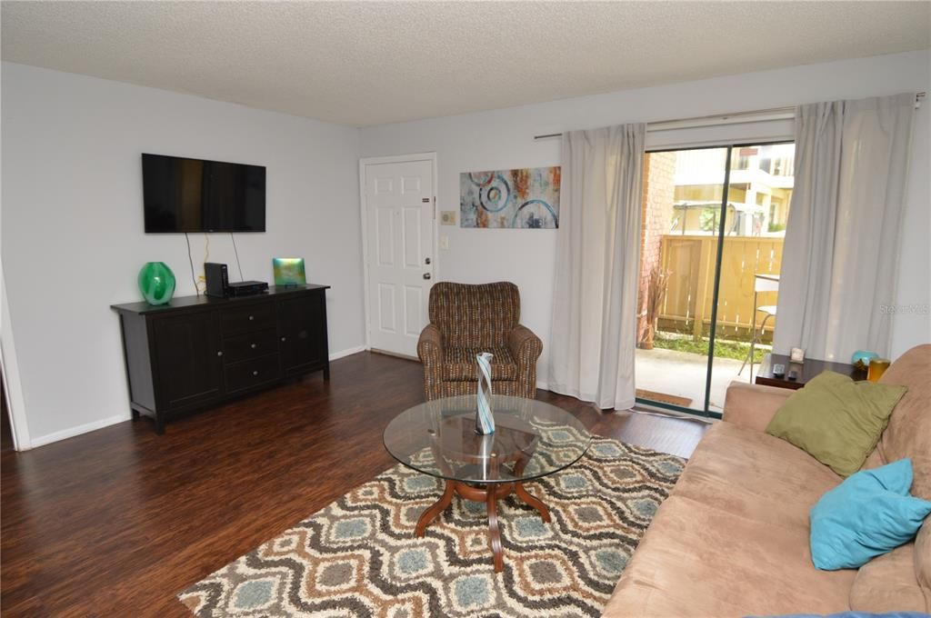 Active With Contract: $2,000 (2 beds, 2 baths, 1007 Square Feet)