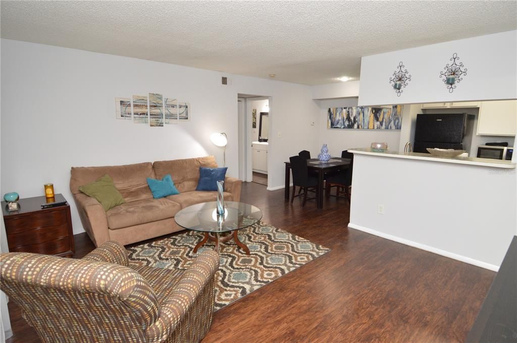 Active With Contract: $2,000 (2 beds, 2 baths, 1007 Square Feet)