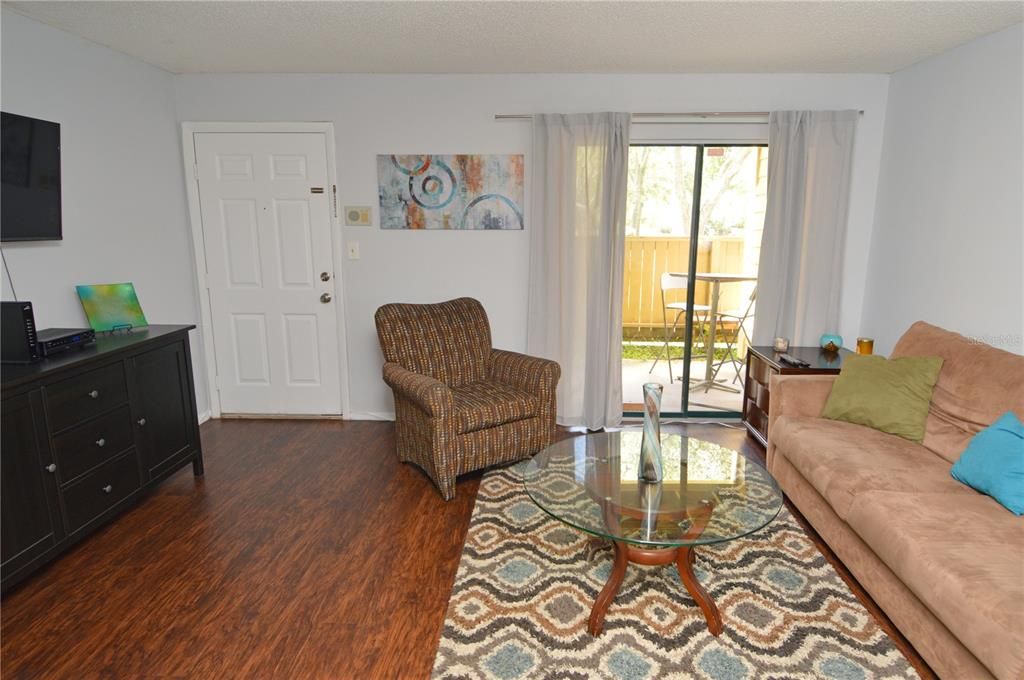 Active With Contract: $2,000 (2 beds, 2 baths, 1007 Square Feet)