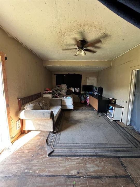 На продажу: $85,000 (3 спален, 1 ванн, 1242 Квадратных фут)