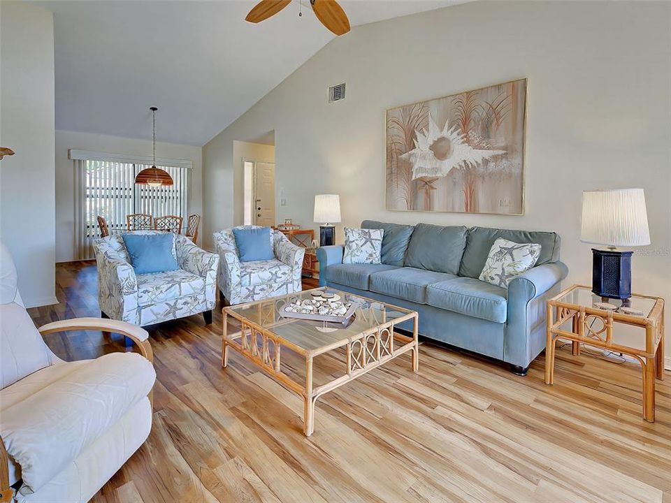 For Sale: $240,000 (2 beds, 2 baths, 1218 Square Feet)