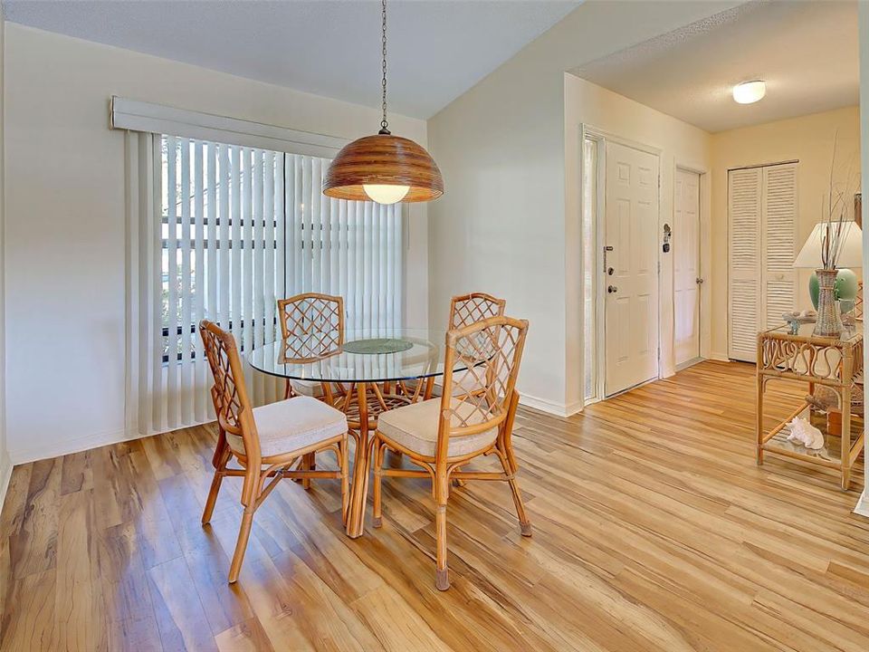 For Sale: $240,000 (2 beds, 2 baths, 1218 Square Feet)