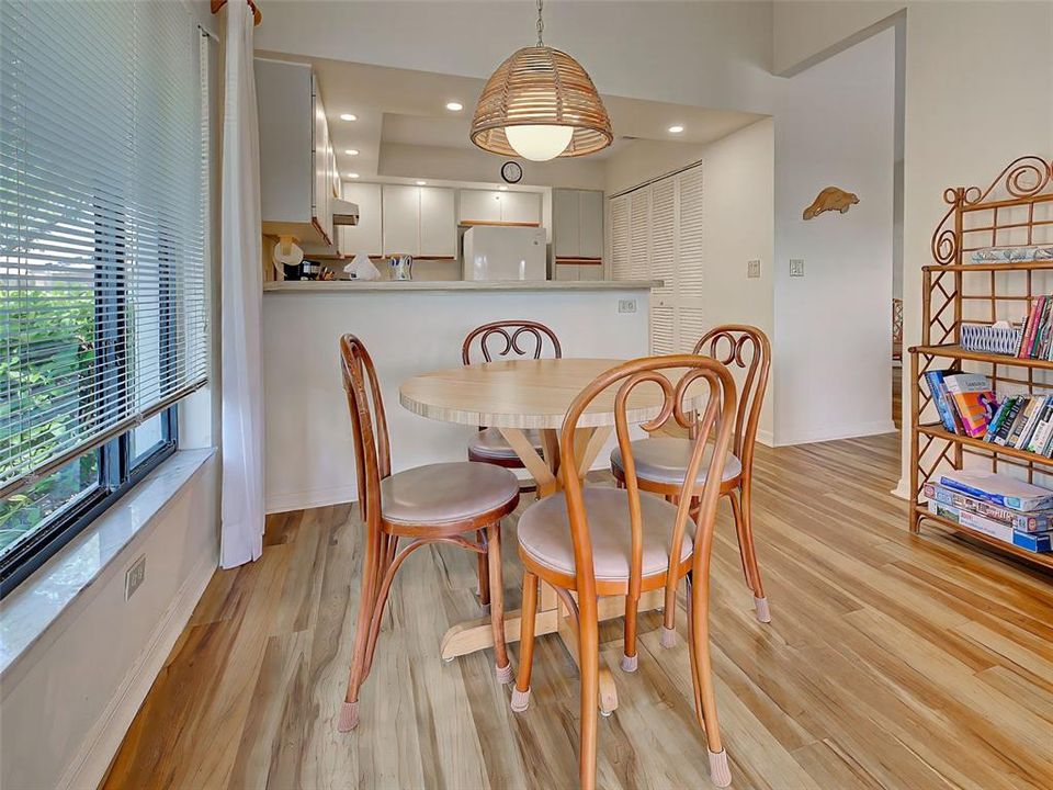 For Sale: $240,000 (2 beds, 2 baths, 1218 Square Feet)