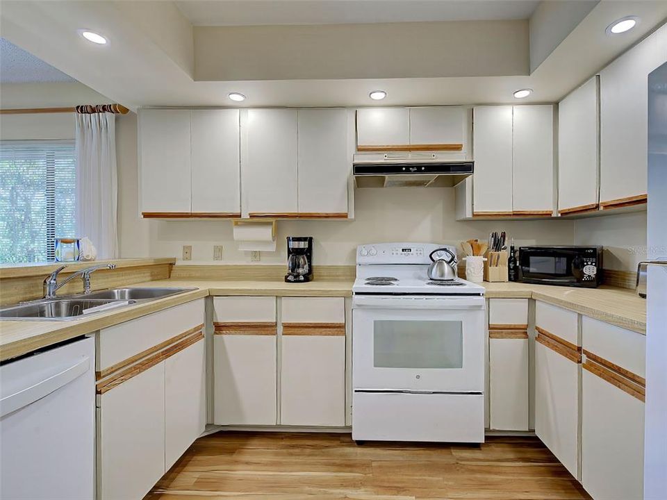 For Sale: $240,000 (2 beds, 2 baths, 1218 Square Feet)