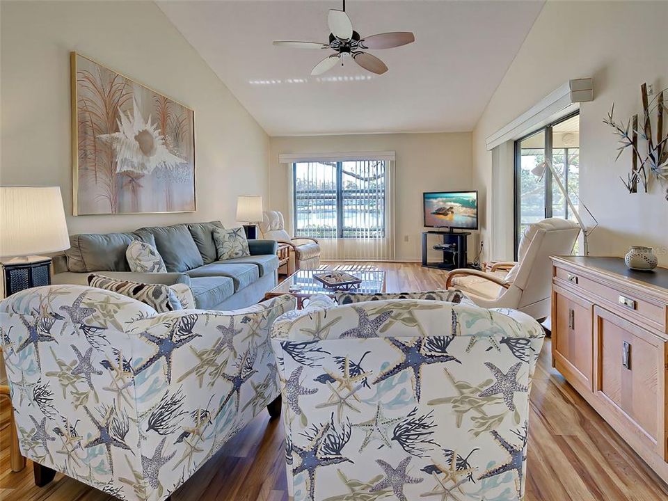 For Sale: $240,000 (2 beds, 2 baths, 1218 Square Feet)