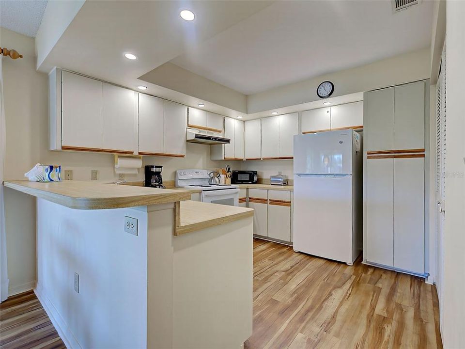 For Sale: $240,000 (2 beds, 2 baths, 1218 Square Feet)