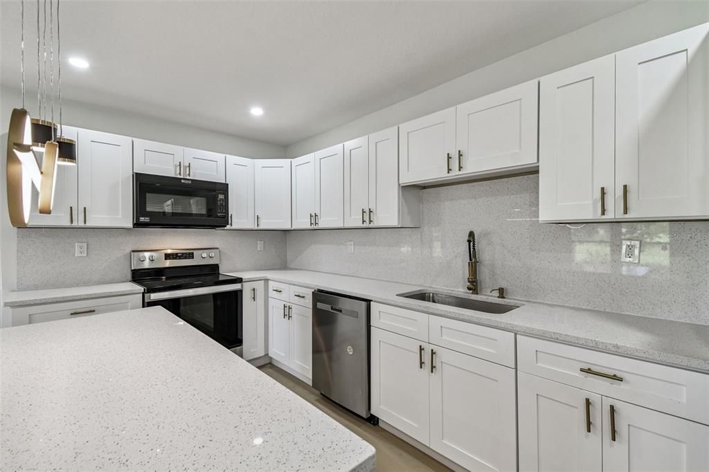 Activo con contrato: $475,000 (4 camas, 3 baños, 1786 Pies cuadrados)