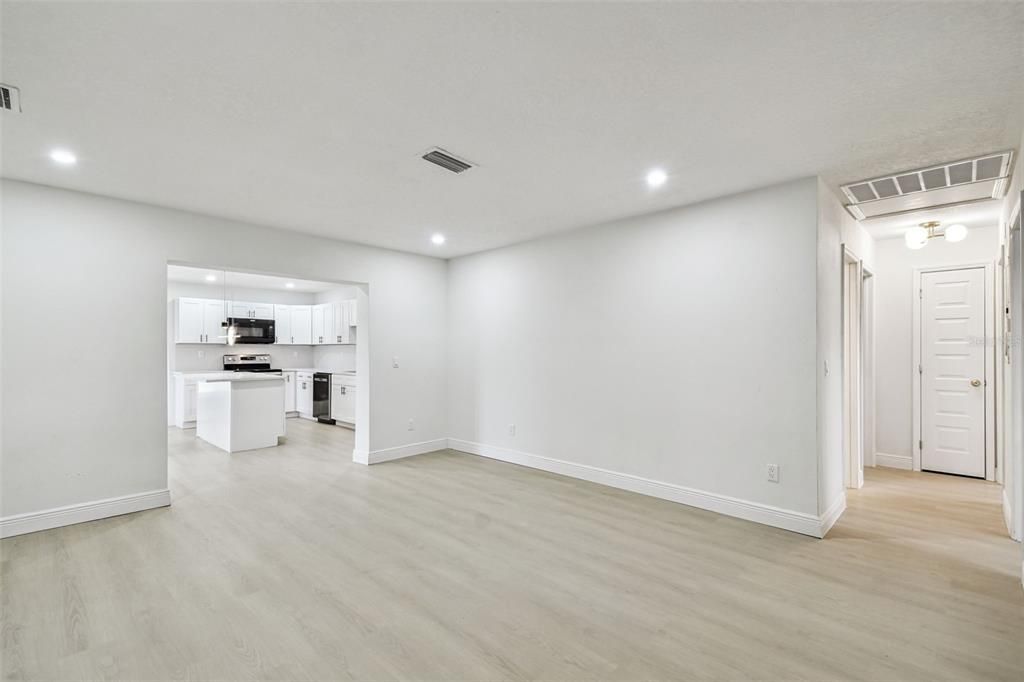 Activo con contrato: $475,000 (4 camas, 3 baños, 1786 Pies cuadrados)