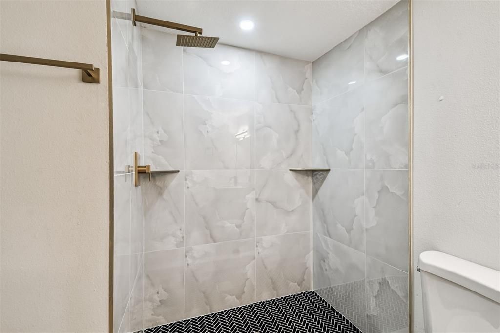 Activo con contrato: $475,000 (4 camas, 3 baños, 1786 Pies cuadrados)