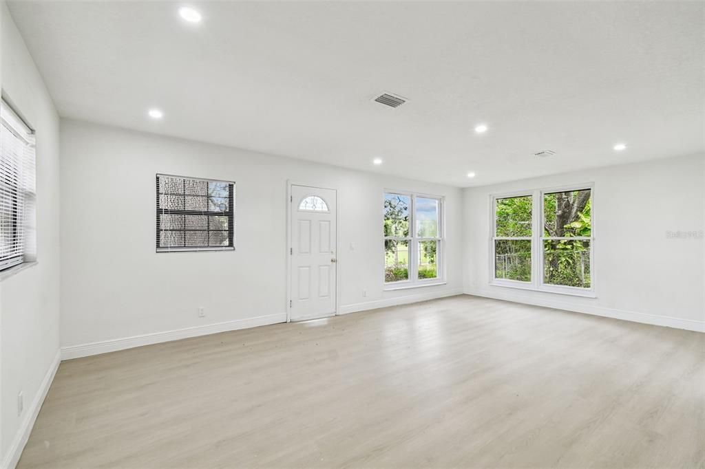 Activo con contrato: $475,000 (4 camas, 3 baños, 1786 Pies cuadrados)