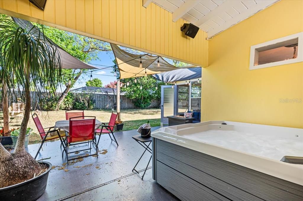 Active With Contract: $173,900 (2 beds, 1 baths, 823 Square Feet)