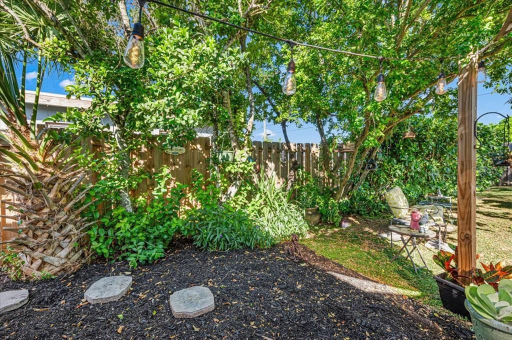 Active With Contract: $173,900 (2 beds, 1 baths, 823 Square Feet)