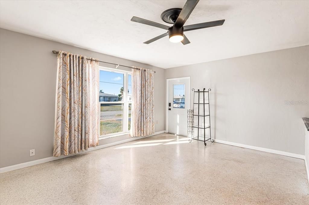 Active With Contract: $173,900 (2 beds, 1 baths, 823 Square Feet)