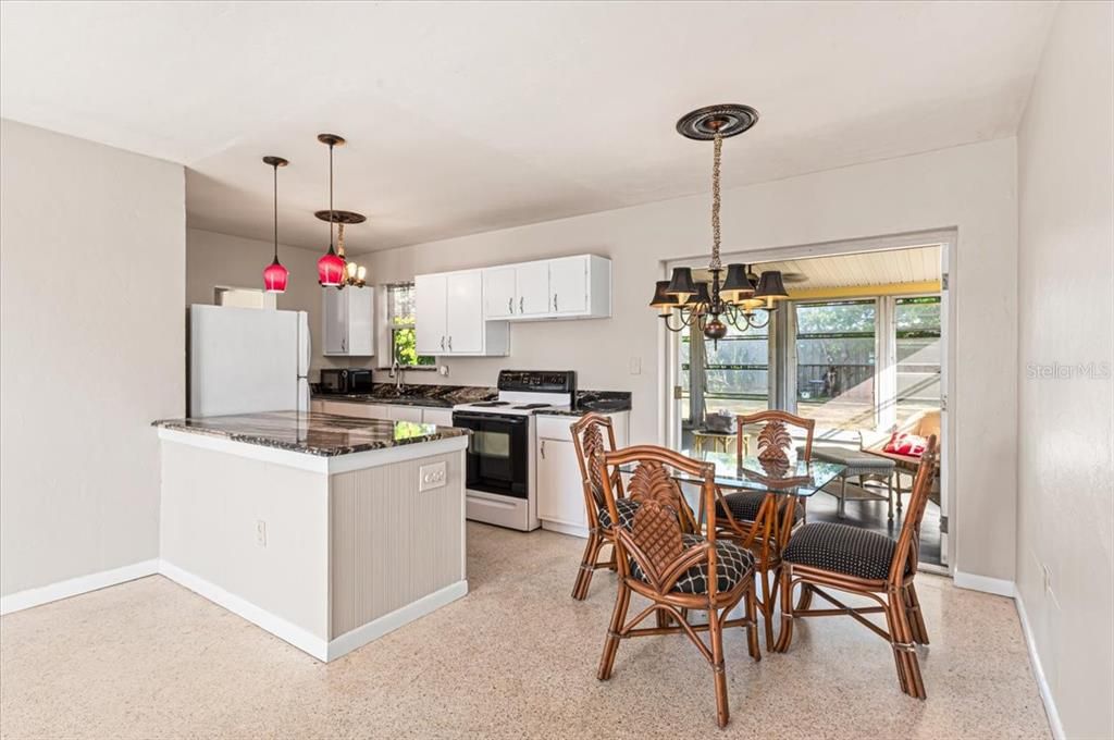 Active With Contract: $173,900 (2 beds, 1 baths, 823 Square Feet)