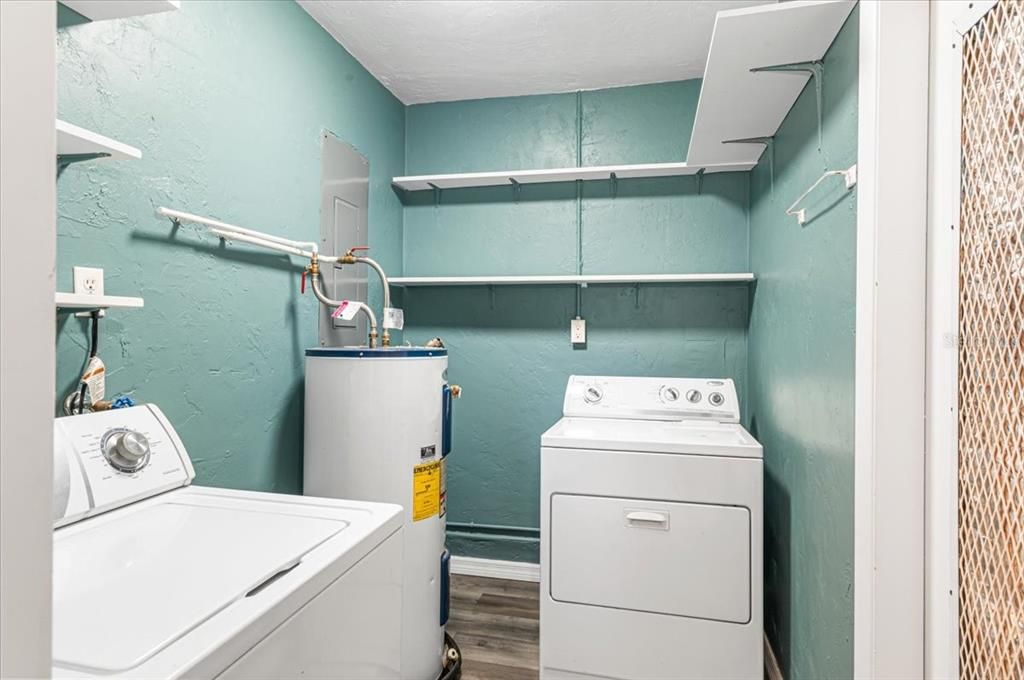 Active With Contract: $173,900 (2 beds, 1 baths, 823 Square Feet)