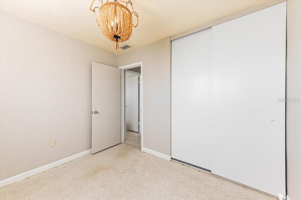 Active With Contract: $173,900 (2 beds, 1 baths, 823 Square Feet)