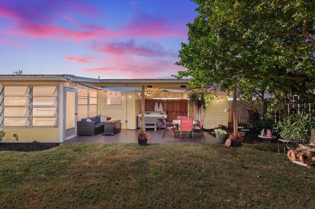 Active With Contract: $173,900 (2 beds, 1 baths, 823 Square Feet)