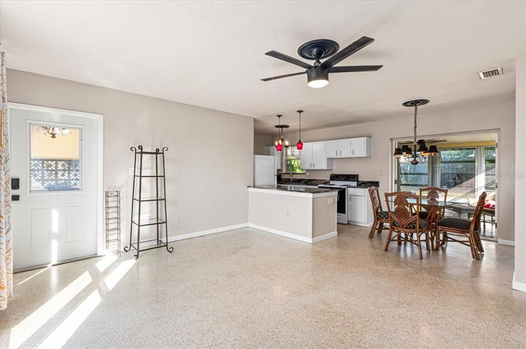 Active With Contract: $173,900 (2 beds, 1 baths, 823 Square Feet)