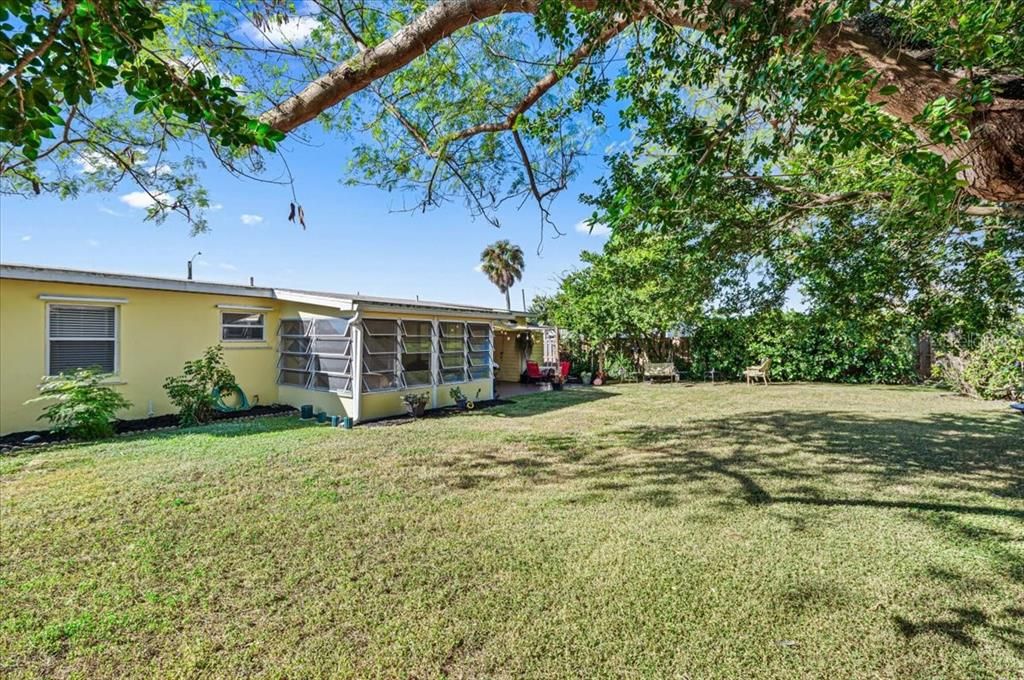 Active With Contract: $173,900 (2 beds, 1 baths, 823 Square Feet)