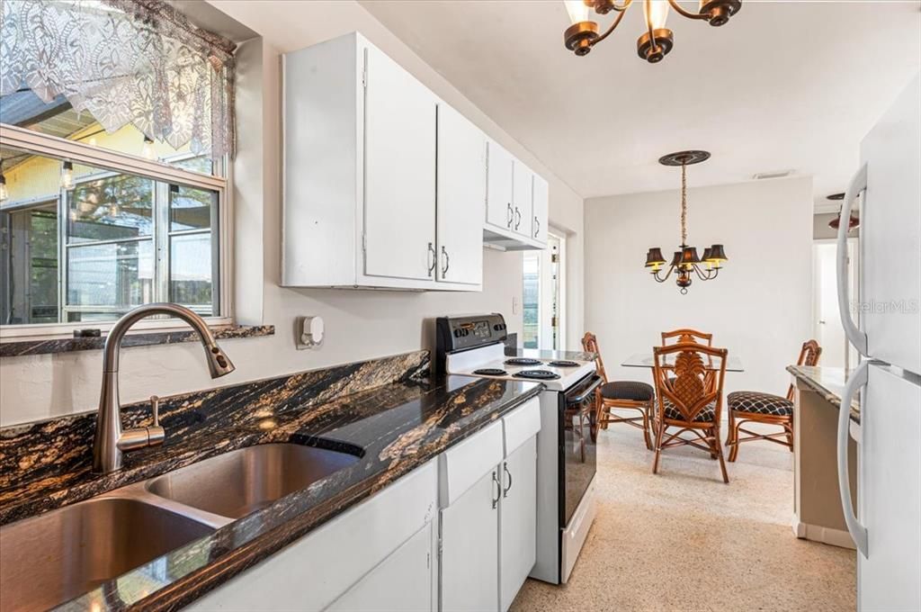 Active With Contract: $173,900 (2 beds, 1 baths, 823 Square Feet)