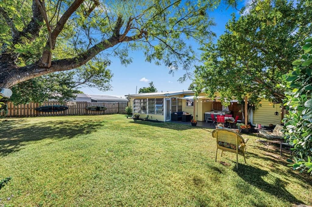 Active With Contract: $173,900 (2 beds, 1 baths, 823 Square Feet)