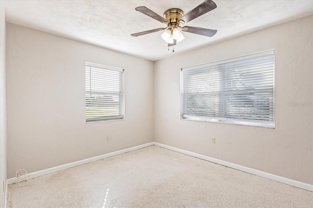 Active With Contract: $173,900 (2 beds, 1 baths, 823 Square Feet)