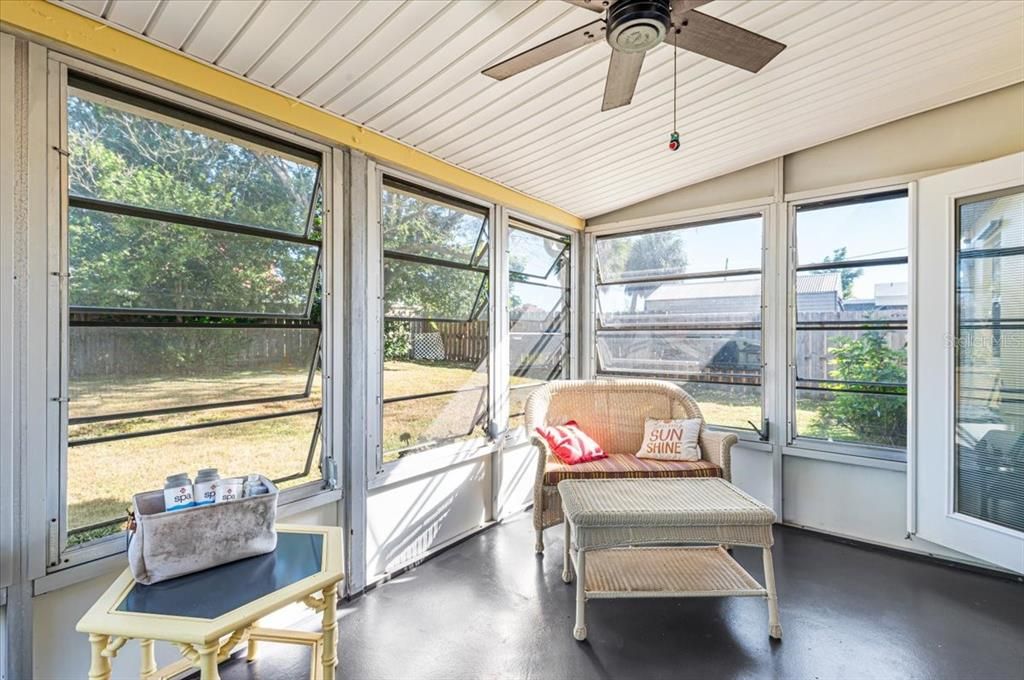 Active With Contract: $173,900 (2 beds, 1 baths, 823 Square Feet)