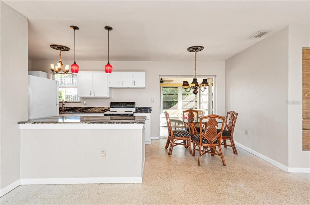 Active With Contract: $173,900 (2 beds, 1 baths, 823 Square Feet)