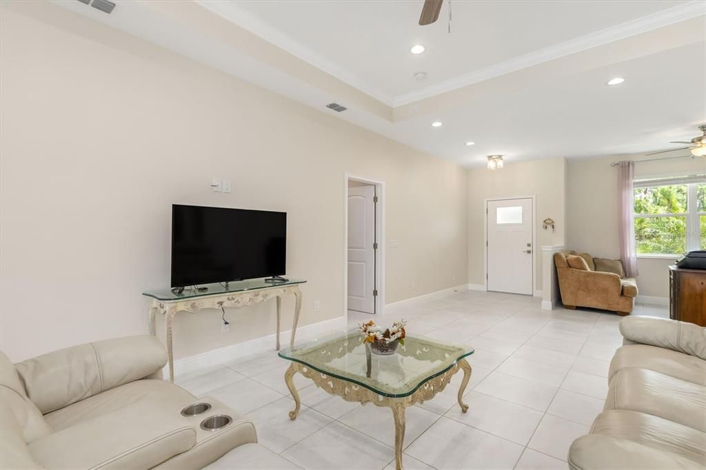 Под контрактом: $494,000 (3 спален, 2 ванн, 1857 Квадратных фут)