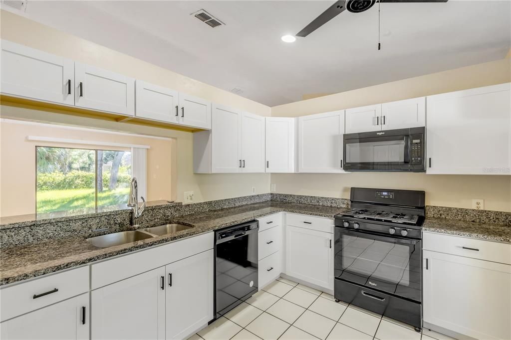 В аренду: $2,100 (3 спален, 2 ванн, 1330 Квадратных фут)