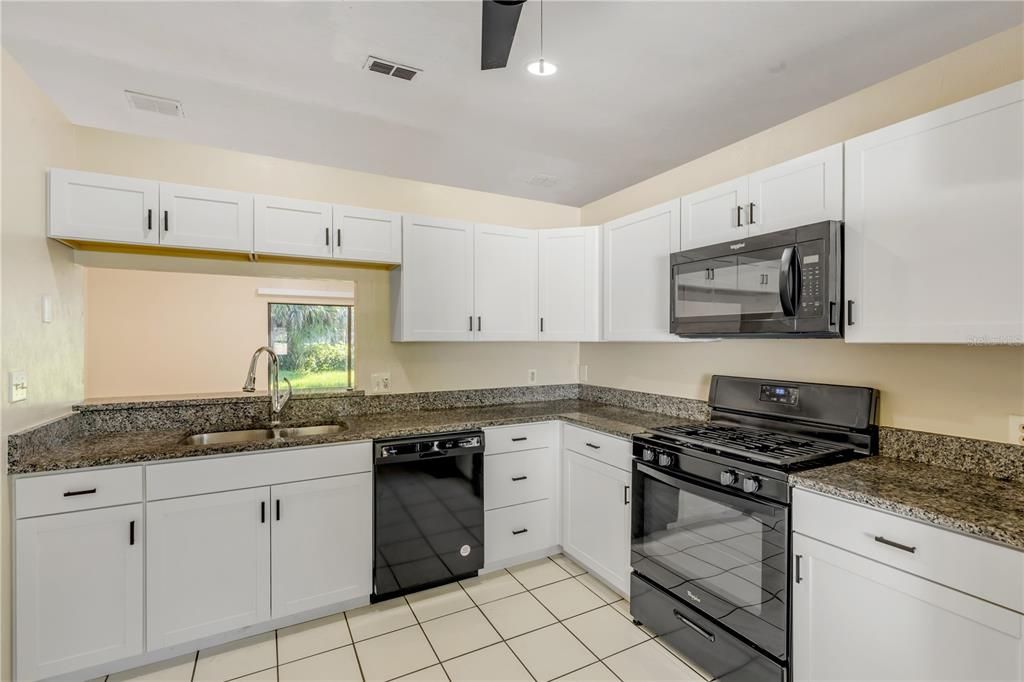 В аренду: $2,100 (3 спален, 2 ванн, 1330 Квадратных фут)