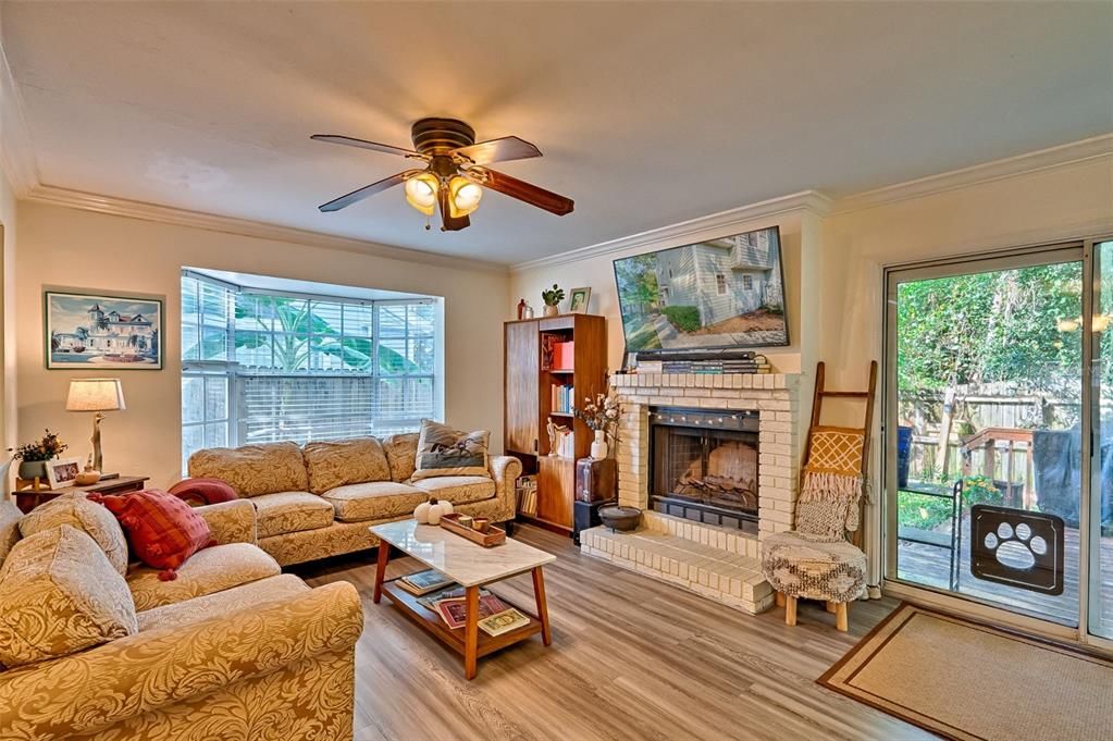 For Sale: $179,000 (2 beds, 1 baths, 1030 Square Feet)