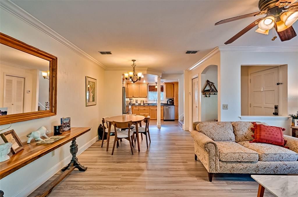 For Sale: $179,000 (2 beds, 1 baths, 1030 Square Feet)