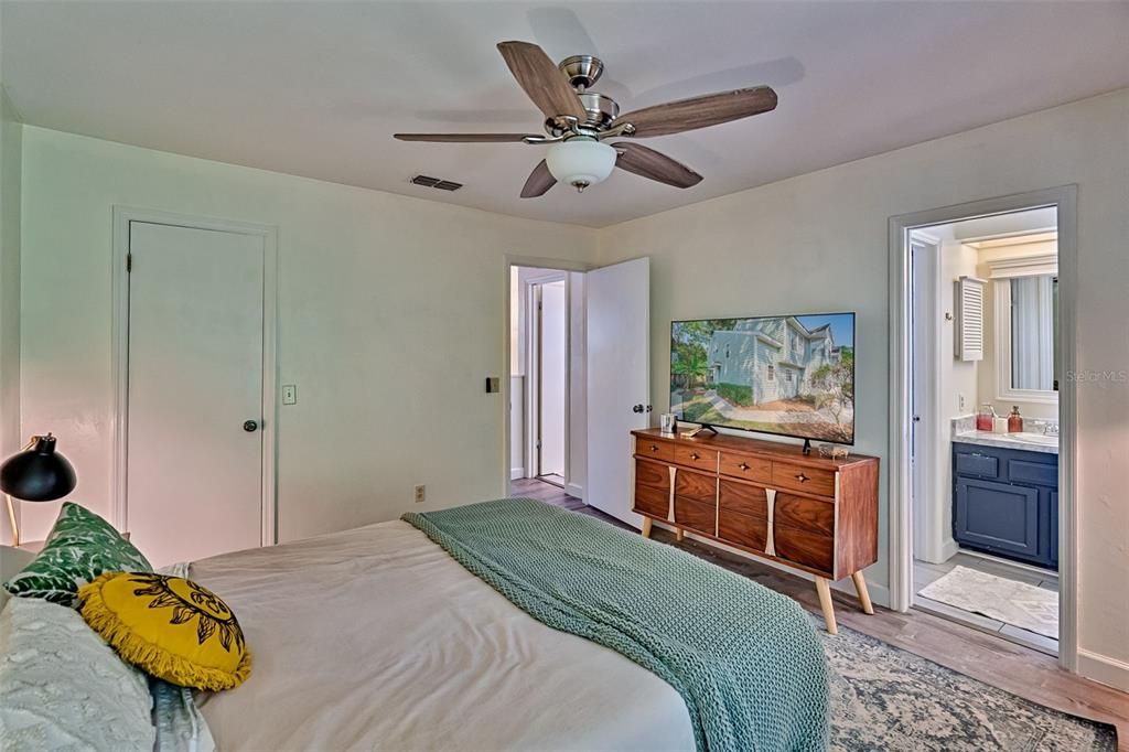 For Sale: $179,000 (2 beds, 1 baths, 1030 Square Feet)