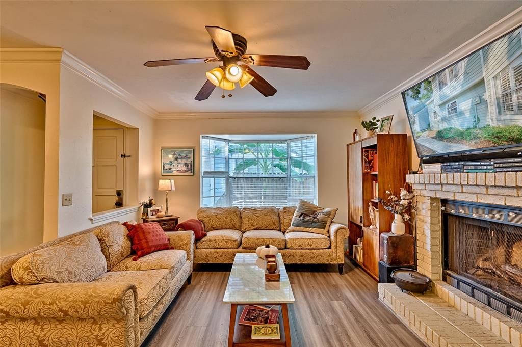 For Sale: $179,000 (2 beds, 1 baths, 1030 Square Feet)