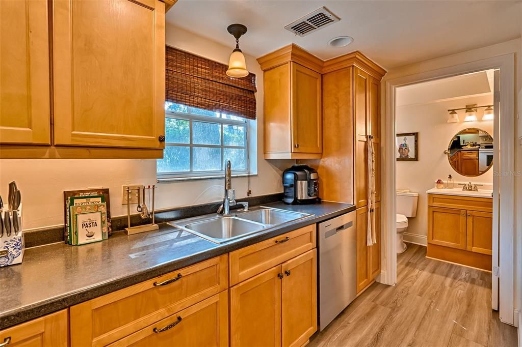 For Sale: $179,000 (2 beds, 1 baths, 1030 Square Feet)