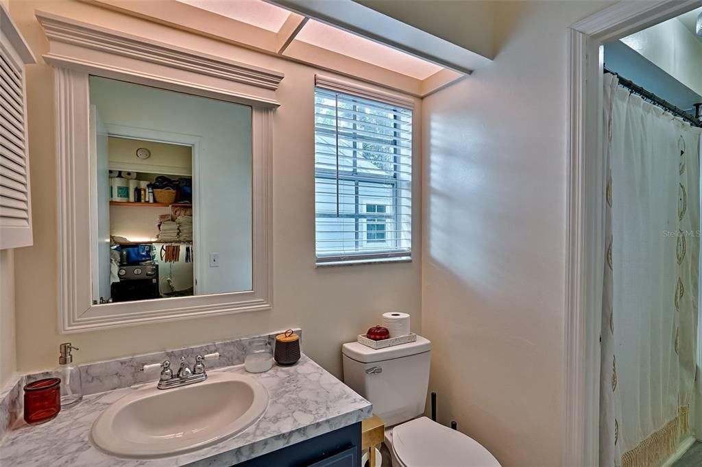 For Sale: $179,000 (2 beds, 1 baths, 1030 Square Feet)