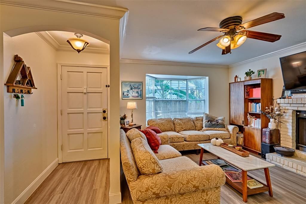 For Sale: $179,000 (2 beds, 1 baths, 1030 Square Feet)