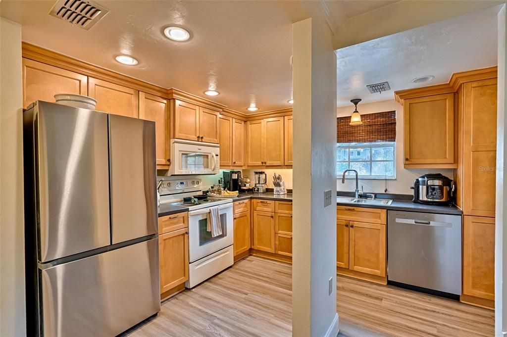 For Sale: $179,000 (2 beds, 1 baths, 1030 Square Feet)