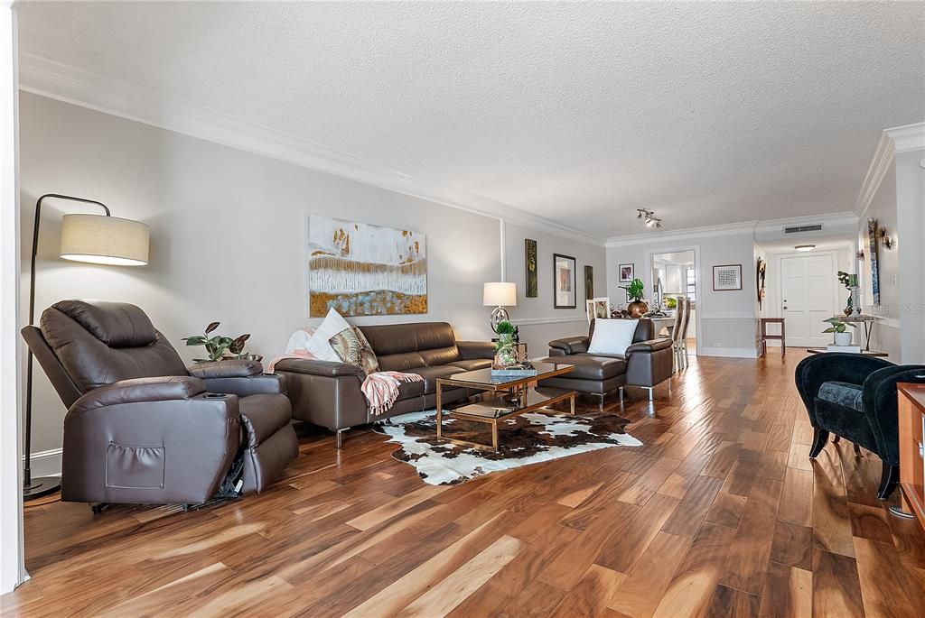 For Sale: $297,000 (2 beds, 2 baths, 1300 Square Feet)